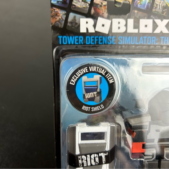 Roblox Tower Defense Simulator: The Riot Figure with Exclusive Virtual Item - Picture 4 of 14